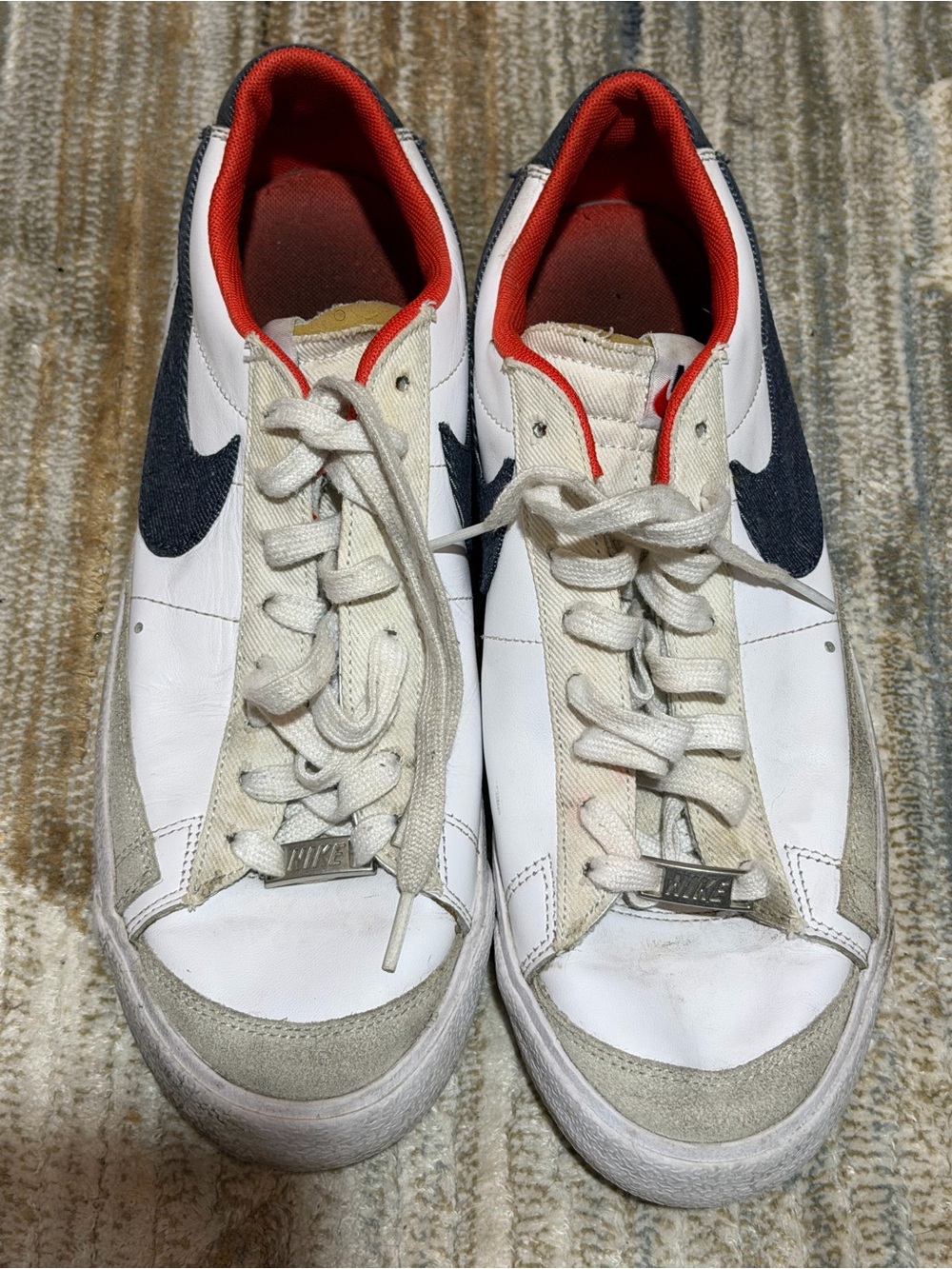 Nike Blazer 77 low midnightMen’s White Sneakers with Black Swoosh and Red Lining